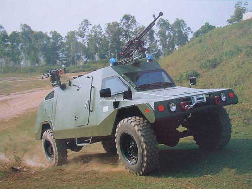 Trong những năm 2000, Bộ Công an cũng đã nhập khẩu số lượng lớn xe bọc thép chở quân vượt địa hình RAM-2000 của Công ty IAI - Israel. Xe có thiết kế hiện đại, gọn nhẹ, độ cơ động cao và bọc giáp tốt, có thể chống lại mọi loại đạn súng bộ binh hoặc mảnh văng. RAM-2000 có trọng lượng không tải 4.800 tấn, gầm xe cao 0.53m, khả năng vượt chướng ngại vật cao 0.8m, lội nước sâu tối đa 1m. Kíp lái 2 người cũng như có thể chở theo 6 chiến sĩ. Ảnh: Xe bọc thép RAM-2000 thử nghiệm vượt địa hình.