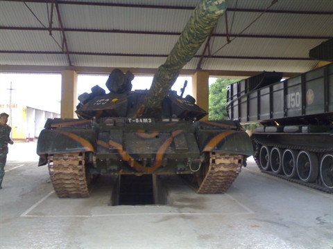 Xe tăng T-54M3 thay thế pháo nòng xoắn D-10T 100mm của T-54B bằng pháo cỡ 105mm kiểu NATO với ốp cách nhiệt nòng pháo, bổ sung thêm khối giáp hộp phản ứng nổ ở mặt trước tháp pháo và mặt trước thân, thêm giáp lồng ở phía sau tháp pháo, lắp đặt giáp váy nhẹ cho xích xe, trang bị một súng cối 60mm, hộp chứa ống phóng lựu đạn khói ngụy trang. Bản nâng cấp có thể nói là khá toàn diện, bổ sung đáng kể cả về công lẫn thủ, xe đã chính thức được bắn thử nghiệm đạt kết quả khá tốt. Ảnh: Xe tăng T-54M3 của Việt Nam.