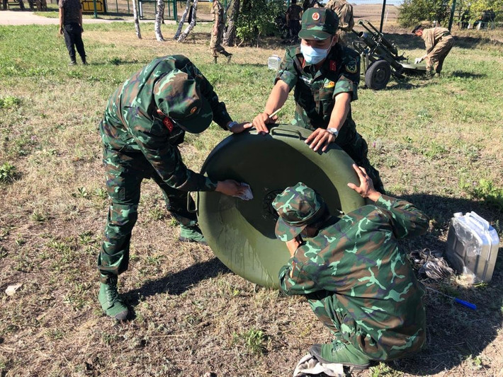 Với Đội tuyển Việt Nam, đây là lần đầu tiên chúng ta tham dự cuộc thi "Bậc thầy pháo binh"; tuy nhiên nhờ có sự chuẩn bị tốt, nên các tuyển thủ của Việt Nam đã bình tĩnh, tự tin, giành kết quả cao ngay từ nội dung thi đầu tiên là phần thi "Đường đua cá nhân". Ảnh: Các tuyển thủ Việt Nam đang thực hành bảo quản súng cối 2S12A Sani - Nguồn: Army Games 2020