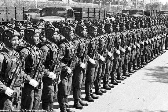 Đến thập niên 1960, lính dù Trung Quốc được trang tiểu liên báng gấp Type 56 (bản sao của AK-47 Liên Xô) như lính dù các nước XHCN khác; sau này Trung Quốc chế tạo thêm các mẫu Type 56-1, 56-2, 56-C hỗ trợ báng gấp, không chỉ ngắn ngang ngửa, mà còn hơn hẳn tiểu liên Type 54 về tầm bắn và độ chính xác. Ảnh: Lính dù của Trung Quốc với tiểu liên Type 56-1. Nguồn: Sina