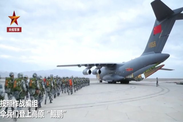 Hiện tại Trung Quốc đã đưa những loại máy bay vận tải chiến lược vào biên chế như Il-76MD của Nga hay Y-20 do trong nước tự chế tạo; đây đều là những máy bay vận tải có thể vận chuyển nhiều lính dù trong một chuyến bay, tầm bay xa, đáp ứng tham vọng tác chiến toàn cầu của Quân đội Trung Quốc. Ảnh: Máy bay vận tải hạng nặng Y-20 được sử dụng trong cuộc tập trận đổ bộ của lính nhảy dù và hàng loạt các thiết bị hạng nặng khác - Nguồn: Sina