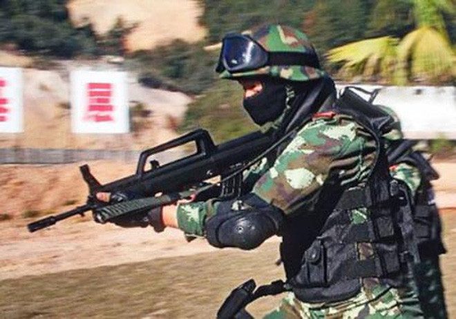Do trọng lượng của Type 87 nhẹ hơn, sử dụng đạn nhỏ hơn, nên cũng làm giảm trọng lượng vũ khí mang theo của lính dù; nhưng sau đó, Trung Quốc đưa vào trang bị khẩu QBZ-95 với số lượng lớn, nên khẩu Type 87 cũng biến mất. Ảnh: Tiểu liên QBZ-95 của Trung Quốc - Nguồn: Sina