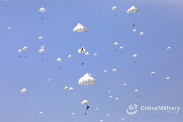 Không chỉ phát triển loại vũ khí bộ binh cho lực lượng lính dù, Trung Quốc còn phát triển các loại hỏa lực đi cùng trang bị cho lực lượng nhảy dù như xe thiết giáp nhảy dù ZBD-03, tên lửa chống tăng Hồng Tiễn 12 (HJ-12)…nhằm đưa lực lượng này thành những lực lượng tinh nhuệ nhất của Quân đội Trung Quốc. Ảnh: Hàng trăm lính dù cũng đồng loạt nhảy ra khỏi máy bay - Nguồn: China Military
