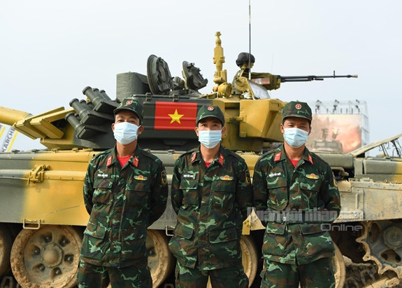 Với những người thường xuyên theo dõi các trận đấu tại cuộc thi “xe tăng hành tiến”, chúng ta có thể thấy rõ chiến thuật của đội tuyển Việt Nam. Chúng ta chọn cách đối đầu với các thử thách, không bỏ qua bất cứ một mục tiêu nào, không bắn xả chịu phạt mà bắn nắn nót từng viên, quyết hạ gục mục tiêu. Ảnh: QĐND