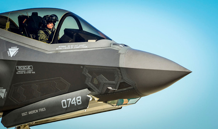 Thứ hai, F-35C có bộ cảm biến tiên tiến và toàn diện nhất trong lịch sử máy bay chiến đâu sphanr lực. Nó được trang bị hệ thống radar quét mạng pha chủ động, hệ thống ngắm mục tiêu quang điện và hệ thống hiển thị gắn trên mũ bay (HMDS) cho phép phi công nhìn thấy mọi thứ trong không gian với nhận thức tình huống chưa từng có. Ảnh: Wikipedia