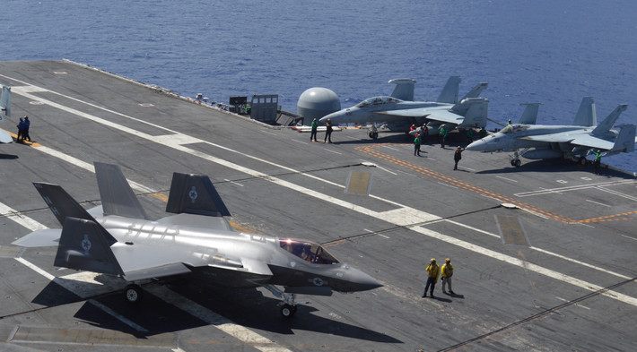 Thứ năm, F-35C là phiên bản có sải cánh lớn nhất và bộ càng hạ cánh chắc chắn nhất trong gia đình F-35. Thiết kế cánh, càng bánh đáp của F-35C khiến nó phù hợp với tất cả các hệ thống phòng thủy lực, điện từ và hệ thống hãm đà trên tàu sân bay. Cánh của F-35C có thể gập lại để tiết kiệm diện tích. Ảnh: Wikipedia