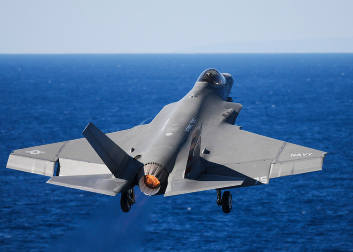 Thứ sáu, F-35C có khả năng đạt tốc độ siêu âm Mach 1,6 ngay cả khi mang đầy đủ vũ khí trong thân. Với tải trọng nhiên liệu và vũ khí giấu trong thân, F-35C có thể bay nhanh hơn nhờ bỏ vũ khí - thùng nhiên liệu phụ gắn ngoài so với máy bay truyền thống. Ảnh: Wikipedia