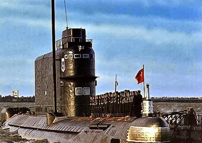 Tháng 3/1968, trong khi đang thực hiện chuyến tuần tra thông thường trên Thái Bình Dương, tàu ngầm K-129 của Hải quân Liên Xô bất ngờ mất liên lạc với sở chỉ huy cùng thủy thủ đoàn 98 người, trong đó có thuyền trưởng V.I. Kobzar.