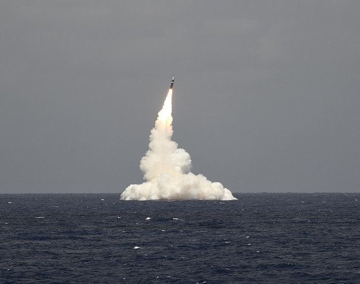 Mỗi quả Trident II D5 có tầm bắn cực đại 11.300km, trang bị 12 đầu đạn hạt nhân dẫn hướng độc lập (MIRV) kiểu W76 hoặc W78 475 kiloton (quả bom thả xuống Hiroshima chỉ có 15 kiloton). Như vậy, mỗi tàu sẽ được trang bị tới 288 đầu đạn hạt nhân. Toàn bộ số này được kích hoạt thì đúng là thế giới sẽ diệt vong.