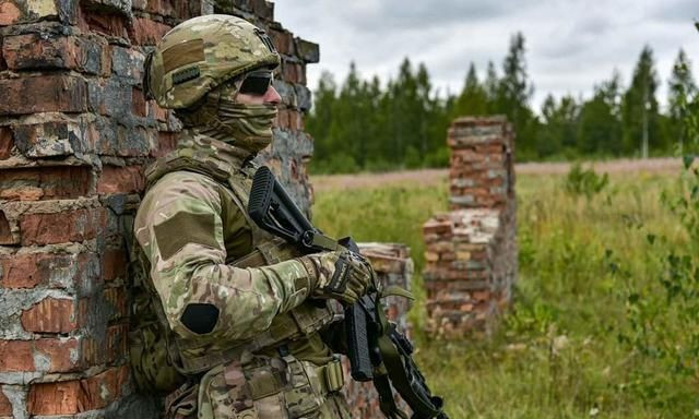 Những hình ảnh này có thể thấy AK-74 của lính dù Nga đã được nâng cấp theo tiêu chuẩn của tiểu liên loại mới nhất AK-12; các phụ kiện như hộp tiếp đạn và báng súng cũng được thay thế - Nguồn: BQP Nga.
