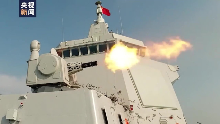 Ngoài bệ phóng tên lửa VLS, con tàu trang bị một loạt các hệ thống vũ khí gắn ngoài "sừng sỏ" như: pháo phòng không 11 nòng 30mm H/PJ-11 CIWS; tên lửa phòng không tầm thấp HHQ-10 với 24 đạn sẵn sàng bắn và hangar khổng lồ chứa được tới 2 trực thăng chống ngầm hạng trung Z-18F. Video Trung Quốc ồ ạt đưa người ra biển Đông, Mỹ điều tàu chiến - Nguồn: VTC16