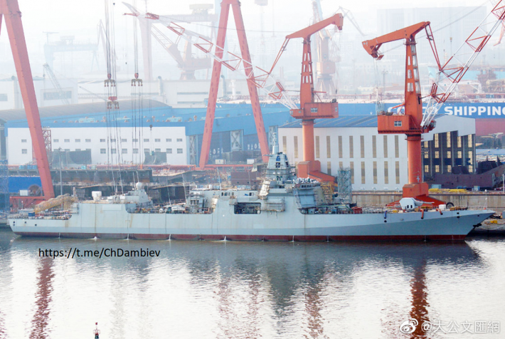 Type 055 đã được chế tạo đủ chỗ để nâng cấp vũ khí, hệ thống tự vệ và các công nghệ khác trong tương lai. Con tàu này có chiều rộng lớn nhất 20 mét, dài 180 mét và lượng choán nước đầy đủ hơn 12.000 tấn. Các cabin được mở rộng cung cấp không gian cho nhiều vũ khí và thiết bị điện tử hơn, cải thiện điều kiện sinh hoạt thủy thủ đoàn.