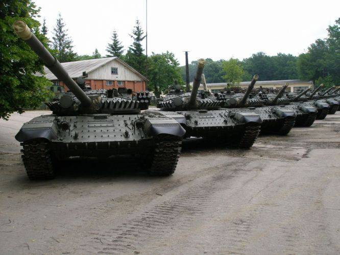 Quan hệ Mỹ - Ukraine trong lĩnh vực quân sự trong thời gian qua có thể nói là phát triển vượt bậc. Mỹ đã viện trợ cho Ukraine nhiều tàu tuần tra cho Hải quân, xe thiết giáp cho lực lượng mặt đất,… Ukraine cũng dần chuyển sang sản xuất và sử dụng súng với cỡ đạn 5.56x45mm tiêu chuẩn NATO và nhiều công nghệ khác. Ảnh: Xe tăng chiến đấu chủ lực T-72 của Ukraine chuẩn bị bước vào quá trình nâng cấp