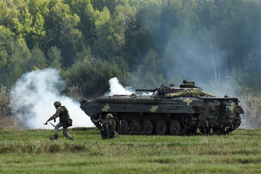 Tuy nhiên do chiến sự tại miền Đông diễn ra cực kỳ ác liệt khiến quân đội chính phủ Ukraine mất số lượng lớn các xe tăng của mình dẫn đến sự thiếu hụt trầm trọng và cần bổ sung nhanh chóng, trong khi đó nền công nghiệp quốc phòng Ukraine lại vận hành cực kỳ yếu kém do thiếu kinh phí dẫn đến việc các hợp đồng xuất khẩu xe tăng cho nước ngoài tiến triển cực kỳ chậm chạp, điển hình như thương vụ mua xe tăng T-84 Oplot của Thái Lan. Ảnh: Binh sĩ Ukraine trong một cuộc diễn tập.