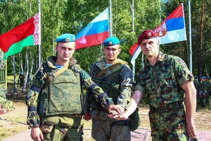 Nga, Belarus và Serbia vào giữa tháng 9 vừa qua đã tổ chức cuộc diễn tập thường niên rầm rộ mang tên “Tình anh em Slavo 2020” bắt đầu từ 10-15/9, địa điểm của hoạt động là tại thao trường Brestsky của Lữ đoàn đổ bộ đường không số 38 của Belarus. Đây là cuộc diễn tập hàng năm diễn ra lần đầu từ năm 2015 nhằm nâng cao tinh thần đoàn kết và sự hợp tác đa phương giữa quân đội của ba quốc gia nói trên. Sự kiện năm nay ghi nhận sự góp mặt của khoảng hơn 1.000 chiến sĩ, trong đó chiếm số lượng đến từ Nga với quân số 800 người.