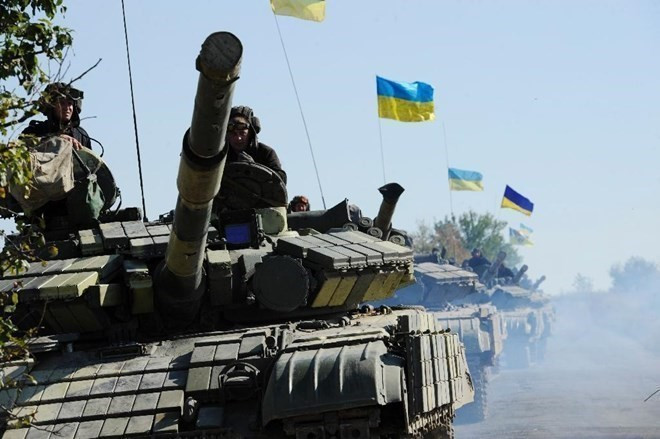 Sau khi Liên Xô sụp đổ, Ukraine đã thừa kế một kho thiết giáp khổng lồ bao gồm số lượng lớn xe tăng T-64, T-72 và T-80, nhiều đến mức mà nước này còn không đủ khả năng để vận hành hết chúng. Và Ukraine cũng là nước đầu tiên đã xuất khẩu “Quốc bảo” T-64 của Liên Xô cho quân đội Congo theo một hợp đồng được ký kết vào năm 2013, loại xe tăng mà không được phép xuất khẩu trong suốt thời kỳ Chiến tranh Lạnh. Ảnh: Hàng dài xe tăng của quân đội Ukraine.