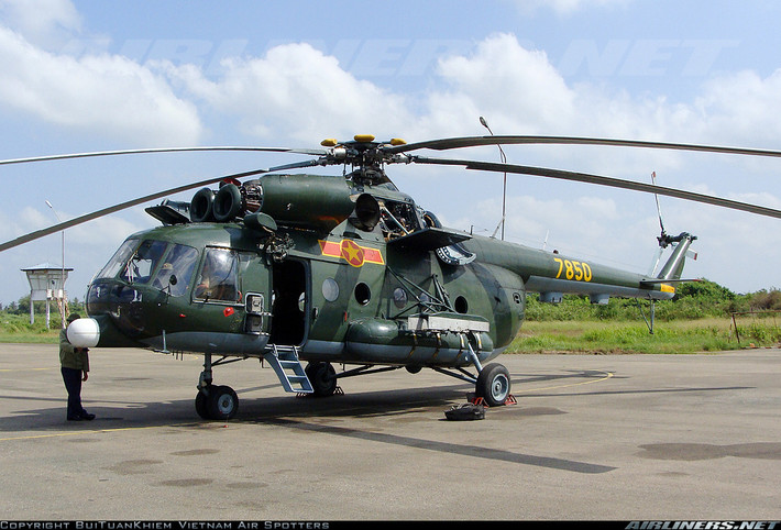 Đúng là nếu nhìn sâu vào chiếc Shtorm Mi-171Sh-VN thì rõ ràng chỉ còn cái vỏ của Mi-8/17, toàn bộ bộ phận trên máy bay và ngay cả kết cấu máy bay được thay đổi, tăng cường để chịu tải lớn, sử dụng vũ khí hạng nặng và hoạt động ở điều kiện khắc nghiệt hơn. Chúng khác xa những chiếc Mi-8/17 chuyên dùng cho vận tải, và sử dụng vũ khí hạng nhẹ, mang vác vừa phải. Ảnh: Airliner.net