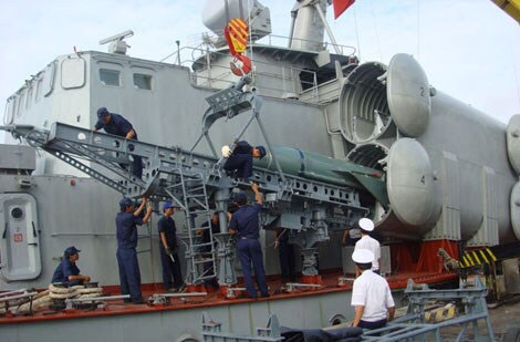 Cùng với đó, Viện Kỹ thuật Hải quân cũng đã thực hiện Dự án nâng cấp, hiện đại hoá trang bị kỹ thuật, tập trung vào hệ thống động lực, khí tài, cải tiến các nâng chuyền kiểm tra, chuẩn bị đạn ngư lôi, tên lửa cho một số lớp tàu hải quân. Trong số đó có những vật tư, dây chuyền được thiết kế chế tạo mới có tính năng vượt trội và thay thế hoàn toàn cho các hệ thống của nước ngoài đã cũ và hư hỏng, chế tạo mới hệ thống tích hợp điều khiển pháo AK-230. Ảnh: Nạp đạn tên lửa P-20M cho tàu tên lửa đề án 1241RE.