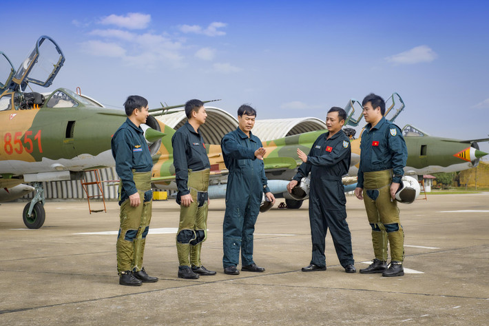 Phải gánh vác trọng trách lớn lao như vậy có thể nói hơi quá sức với "đôi cánh già" Sukhoi Su-22. Bởi nguyên bản của Su-22 được thiết kế chuyên cho cường kích mặt đất, tấn công cự ly gần, máy bay không có radar dẫn bắn vũ khí tầm xa. Thiết kế cặp cánh cụp cánh xòe khiến nó không phù hợp thực hiện động tác bay cơ động cao, phức tạp lớn như dòng tiêm kích MiG.