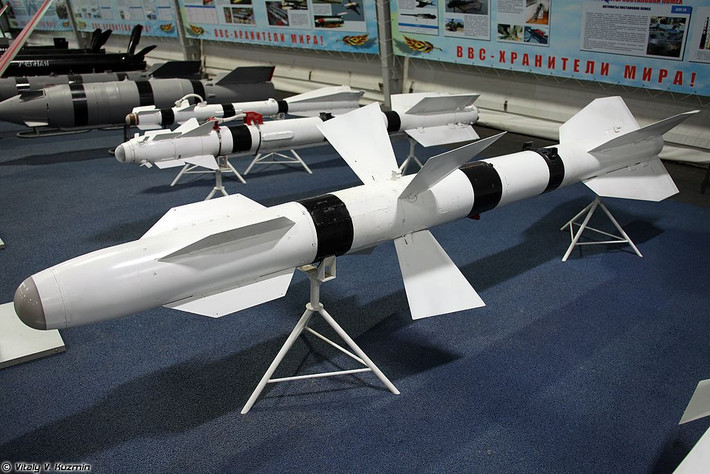 Sau nâng cấp, khi làm nhiệm vụ không đối không, Su-22M5 có thể trang bị các tên lửa không đối không tầm nhiệt R-73E và đặc biệt là tên lửa dẫn đường bằng radar bán chủ động R-27 có tầm phóng 80-100km.