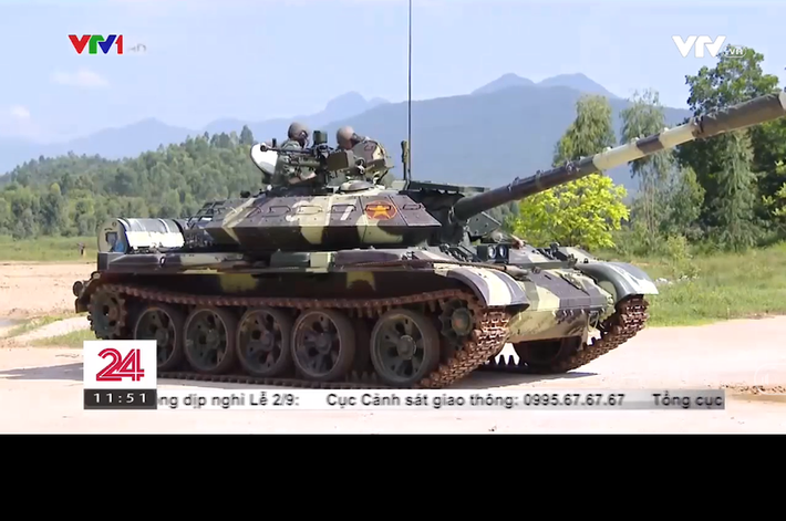 Từ phiên bản T-54M3, Israel đã cho sửa đổi một số thiết kế để phù hợp với điều kiện chiến đấu cũng như yêu cầu nhiệm vụ của Quân đội Việt Nam, cho ra đời phiên bản T-54M. Có thể nói rằng, T-54M chính là phiên bản cắt giảm những chi tiết thừa của T-54M3 như giữ nguyên pháo 100mm nhưng bổ sung ốp các nhiệt, loại bỏ giáp váy để giảm trọng lượng xe. Kết hợp với hệ thống thông tin liên lạc hiện đại, cảm biến thời tiết, kính ngắm đa kênh kết hợp, … Và đây cũng là bản ưu việt nhất, chính thức được Việt Nam chọn, do nhà máy Z-153 đảm nhiệm nâng cấp dưới sự giúp đỡ, hỗ trợ của chuyên gia đến từ nước bạn.Ảnh: Xe tăng T-54M nâng cấp của Việt Nam.