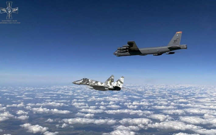 Đến phía Bắc Crimea, các máy bay Su-27 của Lữ đoàn 831 mang theo tên lửa tiếp cận tiếp tục hộ tống các máy bay B-52 "khiêu khích" phía Nga. Ảnh: Dambiev