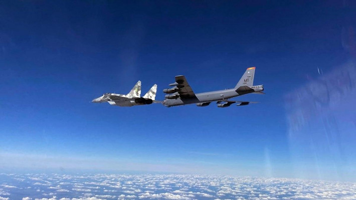 Về phía Ukraine, dĩ nhiên ngoài việc cho phép B-52 hoạt động trong không phận, nước này còn thể hiện sự ủng hộ với việc triển khai các máy bay tiêm kích MiG-29 thuộc lữ đoàn 114 hộ tống tới phía bắc Crimea. Lưu ý, các máy bay Ukraine không mang theo vũ khí! Ảnh: Dambiev