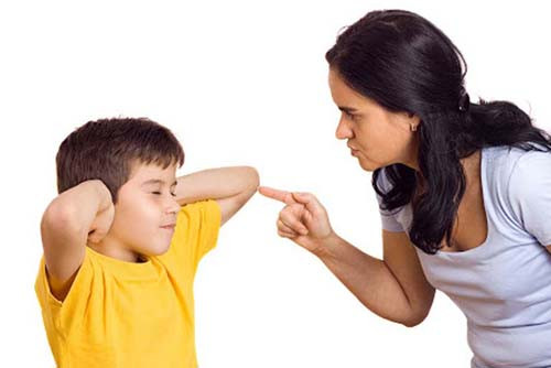 4. Tai. Không kiểm soát cơn giận, nhiều cha mẹ sẵn sàng bạt tai hoặc kéo mạnh tai con. Theo chuyên gia, tai là vị trí rất nhạy cảm. Đặc biệt, vị trí gốc tai là phần kết nối của thân não với tủy sống. Kéo mạnh tai trẻ sẽ gây tổn thương màng nhĩ và thân não. Hậu quả là trẻ bị ảnh hưởng thính giác, ù tai, ngất xỉu, thậm chí là điếc.