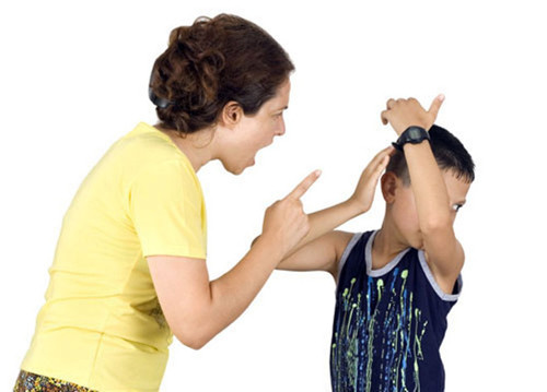 3. Đầu. Nhiều cha mẹ quy chụp con ngốc nghếch, tiện tay đánh vào đầu và gáy trẻ. Đầu là bộ phận rất dễ tổn thương nên dù phẫn nộ đến mấy tuyệt đối không nên tác động. Thực vậy, đầu tập trung nhiều dây thần kinh. Đánh vào vị trí hiểm này có thể ảnh hưởng đến hoạt động của hệ thần kinh, sự phát triển trí tuệ trẻ.
