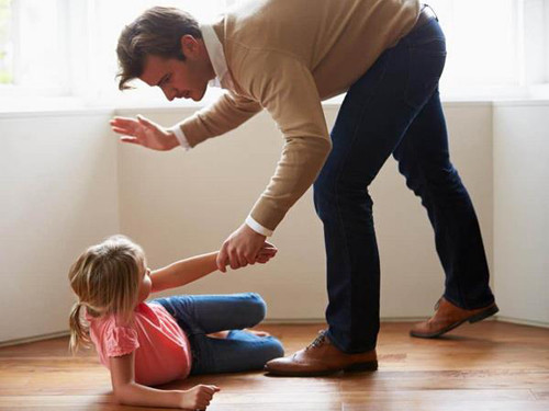 Dùng lực đánh con dễ tổn thương các dây thần kinh vùng lưng, cột sống. Nhiều trường hợp còn có thể gây tổn thương tỳ, thận gây hậu quả nghiêm trọng.