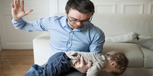 1. Mông. Nhiều bố mẹ cho rằng mông nơi “an toàn” để tác động vật lý. Thực tế, mông chứa nhiều mô mềm, làn da cũng rất mỏng. Bố mẹ đánh con vào khu vực này dễ làm tổn thương mô, hình thành những vết bầm tím.