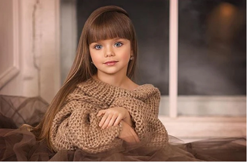 Ngưỡng mộ sự nghiệp thăng hoa của Anastasia Knyazeva, nhiều người bày tỏ lo ngại bé sẽ bị “chín ép” khi có được hào quang nổi tiếng quá sớm. Ngành công nghiệp thời trang từ lâu tiềm ẩn những cám dỗ khó lường và áp lực lớn. Bé gái sẽ không đủ bản lĩnh, đồng thời không nên tiếp xúc với những điều này quá sớm.