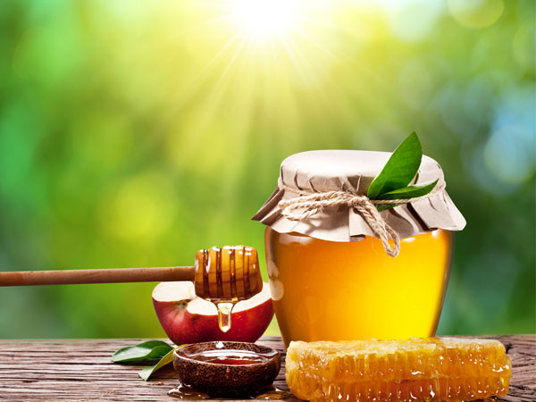 Để yên 5-7 giờ nơi thoáng mát, nếu thấy lòng đỏ trứng chín hoặc tái thì chứng tỏ là mật ong thật. Trong khi đó, lòng đỏ trứng không thay đổi nhiều thì đó là mật giả.