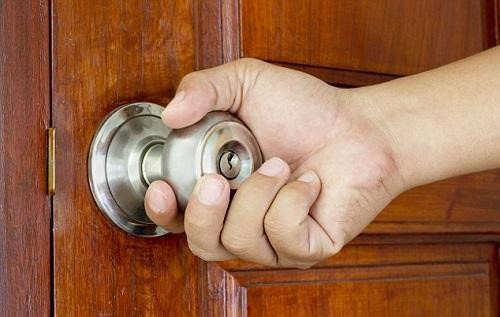 4. Tay nắm cửa. Tương tự như khăn giấy, tay nắm cửa cũng là nơi trú ngụ của vi khuẩn thoát ra từ phân sau mỗi lần người dùng xả nước. Nguy hiểm hơn, tay nắm cửa còn là vị trí mà hầu hết người sử dụng toilet đều tiếp xúc, khiến vi khuẩn gây bệnh càng dễ lây lan.