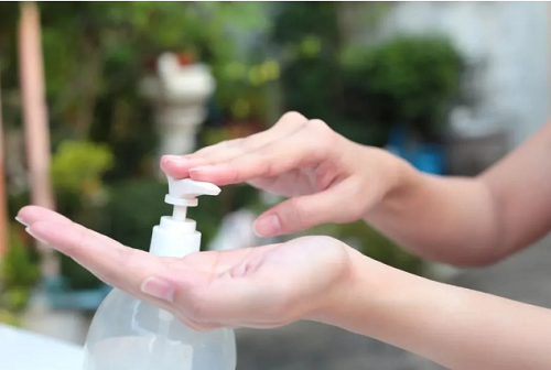 1. Nước rửa tay. Chúng ta thường được khuyên nên rửa tay sau khi đi vệ sinh. Vậy nhưng, bạn nên cẩn trọng khi sử dụng nước rửa tay đặt ở toilet công cộng. Đôi khi chúng là vật dụng bẩn hơn cả bồn cầu. (Ảnh: Ifeng, minh họa)