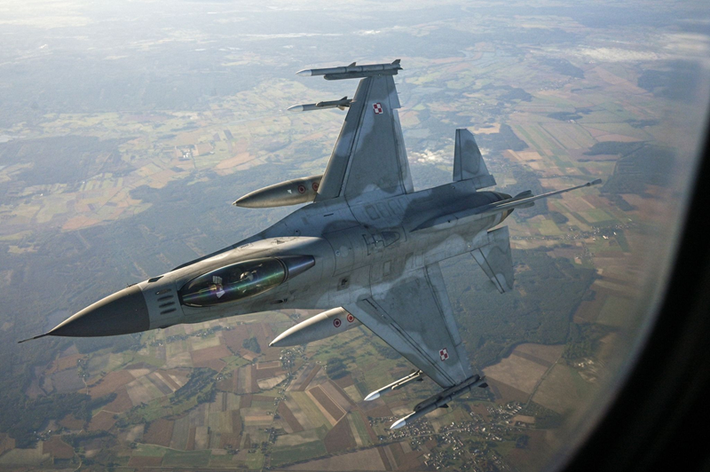 F-16 là máy bay chiến đấu thế hệ thứ ba tiên tiến được sản xuất tại Hoa Kỳ, vào ngày 5/8 năm nay, ông Zelensky lần đầu tiên tuyên bố rằng máy bay chiến đấu F16 đã được chuyển giao cho Ukraine và đã bắt đầu sử dụng F-16 tham gia hoạt động tác chiến. Ảnh: EurAsian Times.