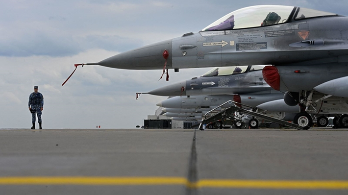 The Wall Street Journal thẳng thắn nhận định rằng những chiếc F-16 này khi đến Ukraine sẽ “rất dễ bị tấn công bởi tên lửa phòng không của Nga”. Ảnh: CNN.