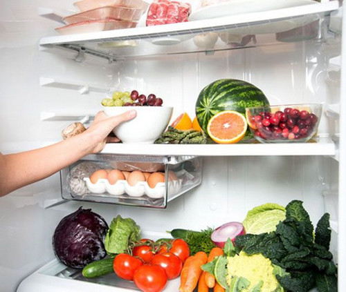Trường hợp tủ lạnh được cấp điện gián đoạn, thức ăn không bảo quản đúng cách khiến bạn khó có thể phát hiện. Sử dụng chúng không tốt cho sức khỏe, thậm chí có thể gây ngộ độc.