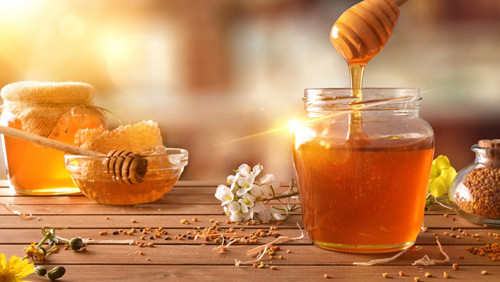 Tuy nhiên, lợi ích của mật ong chỉ có được khi chúng ta dùng mật nguyên chất, được ong ủ bằng cách thu thập phấn hoa. Ngược lại, sử dụng mật ong giả không nhận được tác dụng mà còn gây hại sức khỏe.