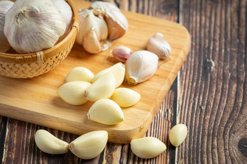 Để loại bỏ mọt gạo, bạn có thể tận dụng các tép tỏi khô, dùng dao đập dập tỏi rồi vùi vào gạo. Mùi tỏi khiến mọt khó chịu, nhanh chóng bỏ đi.