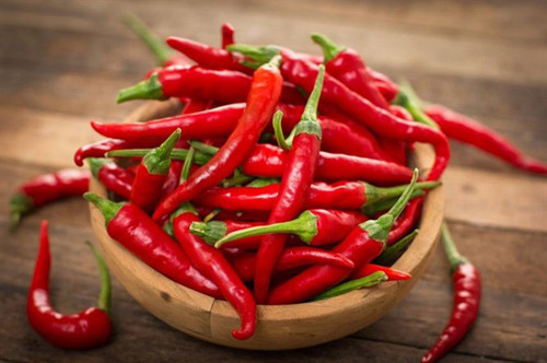Cho gạo vào ngăn mát tủ lạnh khoảng 24 giờ cũng góp phần tiêu diệt và ngăn chặn trứng mọt phát triển. Nhiệt độ thấp khiến mọt chết cóng, chuyển màu đỏ đen rất dễ nhận biết và loại bỏ.
