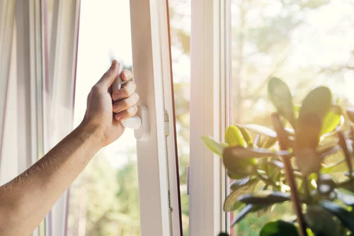 Mở cửa sổ thông gió giúp tăng cường không khí trong lành, giảm lượng khí cacbonic, ngăn ngừa và kiểm soát vi khuẩn. Đồng thời, hành động này có thể đưa các ion âm có lợi vào phòng và thải các ion dương có hại. Mở cửa sổ nên được duy trì 2-3 lần/ngày, mỗi lần 30 phút. Trường hợp sống ở tầng thấp, ngoài thông gió tự nhiên, bạn có thể lựa chọn các loại máy lọc khí, cung cấp không khí uy tín.