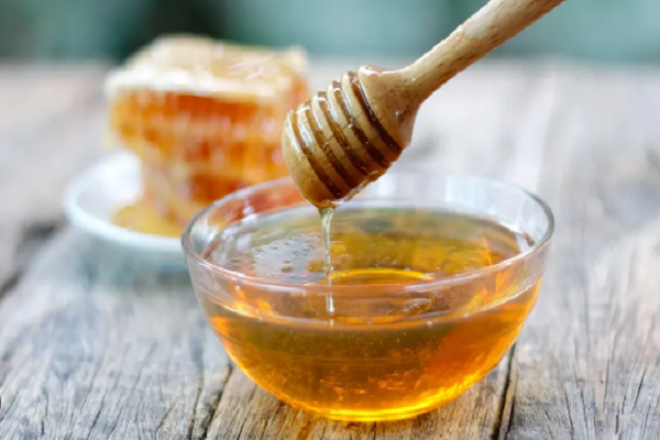 Mật ong chứa hỗn hợp các loại đường và thành phần dinh dưỡng như vitamin tốt cho sức khỏe và làm đẹp.