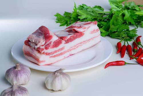 Đáng lưu ý, những mầm bệnh này dù có nấu ở 100 độ C vẫn không tiêu diệt được, nếu ăn phải rất dễ bị nhiễm bệnh. Bên cạnh đó, cổ lợn còn chứa tuyến giáp, cũng là nơi tiết ra hormone thyroxine. Tiêu thụ quá nhiều chất này sẽ gây rối loạn quá trình chuyển hóa của cơ thể và khiến bạn thường xuyên có cảm giác buồn nôn, nôn mửa.