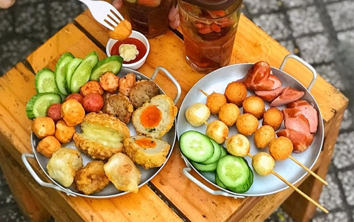 Bên cạnh đó, các loại viên này thường chứa thành phần tinh bột khá lớn (thành phần bột thêm vào thịt viên để tăng độ kết dính và dễ tạo hình). Ăn nhiều khiến bạn nhanh no, khó tiêu nên không thể trải nghiệm nhiều món mình mong muốn.