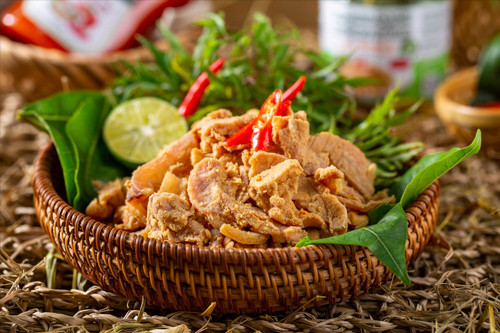 Thịt chua. Thịt chua khá phổ biến, được bày bán nhiều nơi. Tuy nhiên hiếm có nơi nào thịt chua lại thơm ngon, bùi béo như ở đất Tổ Hùng Vương. Nguyên liệu để làm nên món ngon nhất định phải thử này là loại lợn lửng do người Mường nuôi nhốt tự nhiên. Lợn quanh năm ăn củ và trái cây rừng nên thớ thịt vừa thơm vừa đậm vị.