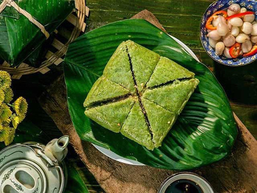 Gạo nếp dùng để gói bánh phải là loại nếp ngon (nếp nương). Đỗ phải là những hạt đều, có màu vàng tươi sau khi sát vỏ và không bị sâu, mọt. Thịt lợn làm nhân bánh cũng phải chọn loại thịt ba chỉ tươi ngon, có nguồn gốc rõ ràng, không quá nhiều mỡ.