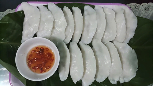 Bánh tai. Bánh tai cũng là món ăn rất phổ biến ở Phú Thọ. Bánh được làm từ bột gạo tẻ, thịt heo và một số nguyên liệu dễ kiếm khác. Bánh có hình dáng giống chiếc tai nên được gọi là bánh tai. Khi thưởng thức, bạn sẽ cảm nhận được lớp bánh dai mềm, nhân bánh đậm đà, thơm ngon.
