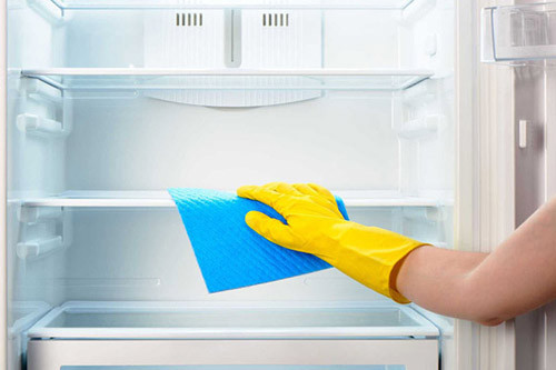 Cuối cùng, dùng một miếng khăn có khả năng hút nước, lau khô tủ lạnh, đảm bảo loại bỏ hết hơi ẩm bên trong là có thể cắm điện vào sử dụng.