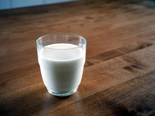 Sữa chứa nhiều vitamin và khoáng chất nhưng cũng chứa nhiều hoạt chất có khả năng trấn an tinh thần. Do vậy, uống sữa lúc đói khiến cơ thể mệt mỏi và dễ buồn ngủ. Đồng thời, dạ dày co bóp mạnh khi đói, sữa sẽ bị đẩy xuống ruột do chưa tiêu hóa hết gây rối loạn tiêu hóa.